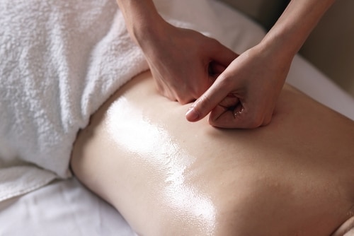 Woman,Receiving,Back,Massage,With,Oil,In,Spa,Salon,,Closeup